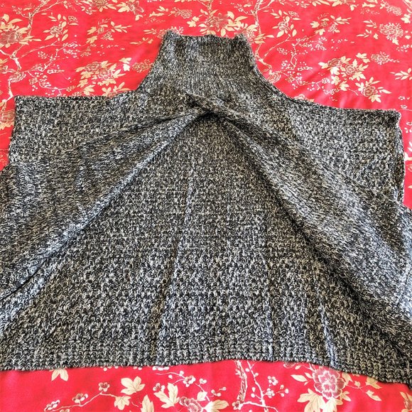 *NWOT* Beautifully Crafted Tassel-Trim Turtleneck Knit Poncho (with Pockets!) - Picture 7 of 16